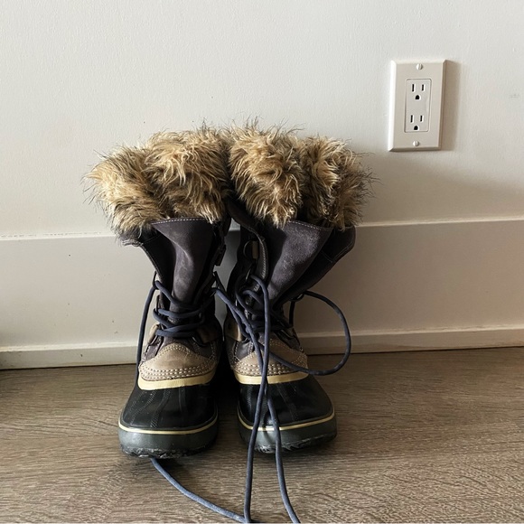 200$+ new! Sorel Joan of Arctic snow boots - Picture 2 of 7